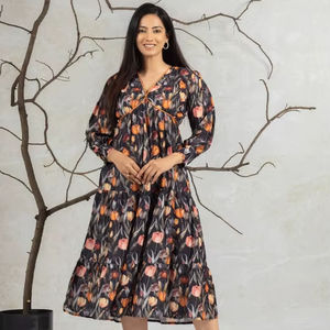 เดรสทรงเข้ารูปพิมพ์ลายดอกไม้สีดำ คอวี แขนยาวแบบมีปลายพับ ความยาวปานกลาง ชายกระโปรงบาน ผ้าลินิน สำหรับผู้หญิงและผู้ชาย - Product Image 1