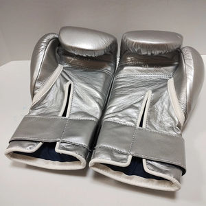 Nouveaux gants de boxe sur mesure en cuir véritable pour entraînement et combat, avec fermeture Velcro, couleur argent, pour adultes. - Product Image 3