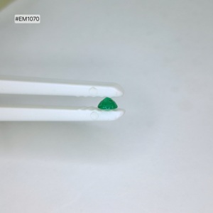 มรกตแซมเบียทรงรี พร้อมส่ง เกรด 3A น้ำหนัก 0.58 กะรัต ขนาด 6.10-4.90-3.30 มม. หินสีเขียวธรรมชาติ สำหรับทำเครื่องประดับระดับพรีเมียม - Product Image 6