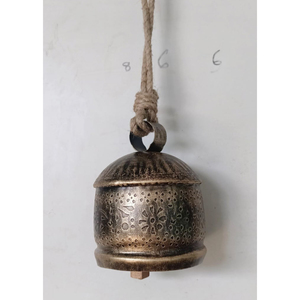Campanas Colgantes Navideñas con Acabado de Latón Antiguo, Campanas Rústicas con Grabado Floral, Campana Vintage Dorada con Cuerda de Yute para las Fiestas - Product Image 1