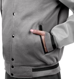 Veste bomber varsity personnalisée pour homme de qualité supérieure avec des patchs brodés du logo de l'équipe universitaire et un style streetwear personnalisé - Product Image 2