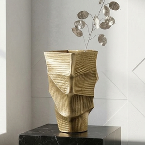 Wohnaccessoires Geometrische Goldene Metallvase mit Geripptem Facettiertem Design und Getrockneter Silberner Lunaria - Product Image 5