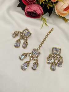 Parure de bijoux de mariée haut de gamme Kundan avec collier ras-du-cou carré orné de pierres, boucles d'oreilles pendantes assorties et Maang Tikka - Product Image 2