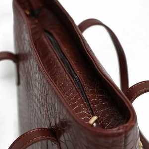 Genuine Leather Other Pattern Tote Bag <b>Women</b> <b>Large</b> Capacity Classic Style Lock Decorated Waterproof Flap Closure Outdoor <b>Handbag</b> - Product Image 3