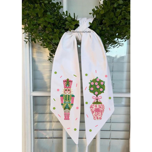 Couronne de Noël en coton rose avec motif Grinch et sapin de Noël imprimé, décoration à suspendre à la porte, style classique pour fête de Noël - Product Image 3