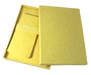 Caja de Papel Bordada Exclusivamente en Color Amarillo con Papel de Algodón Reciclado Hecho a Mano, Corte Preciso, 10 Hojas de Papel para Cartas A4 + 5 Sobres - Product Image 2