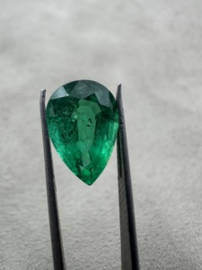 Émeraude naturelle zambienne taille poire 2,62 carats vert riche pierre précieuse non montée pour la fabrication de bijoux - Product Image 3