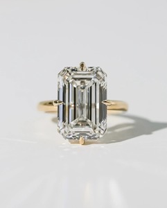 แหวนเพชรทรงเอเมอรัลด์ 9.25 กะรัต เพชรเลี้ยงในห้องปฏิบัติการ ทองคำขาว 14K แหวนหมั้นแบบ 4 กรงเล็บ วงแหวนขนาด 2 มม. ของขวัญสุดหรู - Product Image 5