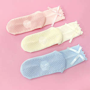 Calcetines de Pilates personalizados antideslizantes para yoga, ballet y barra, calcetines deportivos gruesos de punto con lazo y volantes para mujer, mercancía de estudio. - Product Image 3