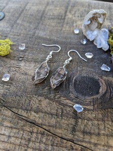 Pendientes de Diamante Herkimer, Cristal Natural en Bruto de Petróleo y Carbón - Product Image 2