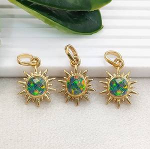 Dijes de Ópalo Fuego Sunburst - Colgante Redondo de 6mm con Engaste Chapado en Oro - Dijes Hechos a Mano - Product Image 1