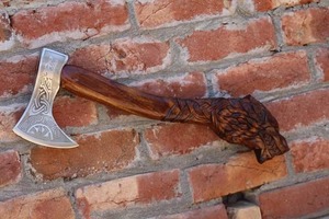 Hache viking sculptée à la main sur mesure par BA Enterprises |   Hache artisanale en acier à haute teneur en carbone avec tête de loup gravée et manche en bois |   Nordique - Product Image 3