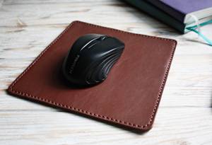 แผ่นรองเมาส์หนังแท้ บรรจุกล่องของขวัญ แผ่นรองโต๊ะทำงาน หนังวัวฟูลเกรน สำหรับชุดของขวัญผู้บริหาร LMP-0048 - Product Image 3