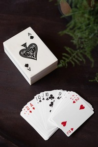 Caja de Almacenamiento de Cartas de Póker de Resina con Diseño Moderno de As de Póker, Estilo Clásico para Decoración de Sala de Estar - Product Image 3