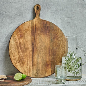 Tabla de cortar de madera hecha a mano, única, con patrones artísticos de vetas de madera, para accesorio de cocina, de Blossom Craft India. - Product Image 1