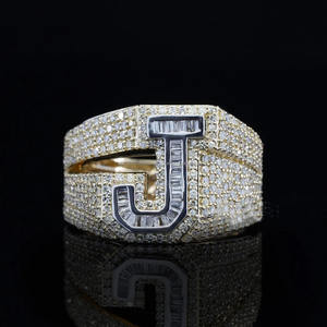 Anillo con Inicial Personalizada, Corte Baguette, Moissanita, Engaste Pavé, Estilo Hip Hop, Plata de Ley, Bañado en Oro Rosa - Product Image 1