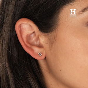Pendientes Personalizados con Letra Inicial en Oro de 10K/14K/18K, Diamantes Cultivados en Laboratorio Certificados por IGI GIA, Joyería con Letras del Alfabeto - Product Image 3
