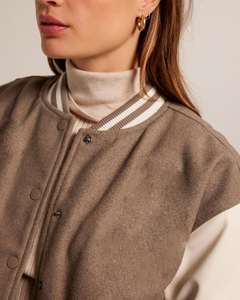 Veste universitaire courte de haute qualité pour femmes, logo personnalisé, veste universitaire tendance avec logo brodé personnalisé, vente en gros pour femmes - Product Image 6