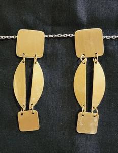 Pendientes de latón dorado chapado en oro, fabricados en India, con un diseño de lujo para damas, a un precio competitivo. - Product Image 2