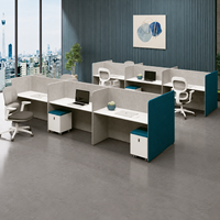 Poste de travail moderne en bois pour 3 personnes avec panneaux gris hauts et piliers de rangement mobiles pour bureaux à aménagement ouvert