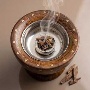 Brûleur d'encens en bois de santal fait main avec insert métallique, support religieux en bois au design unique, utilisation toute saison - Product Image 3
