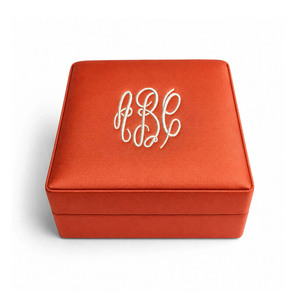 Boîte à bijoux en soie orange avec broderie monogramme |   Boîte à bagues et colliers en soie faite à la main |   Vente en gros, Fabriqué en Thaïlande - Product Image 1