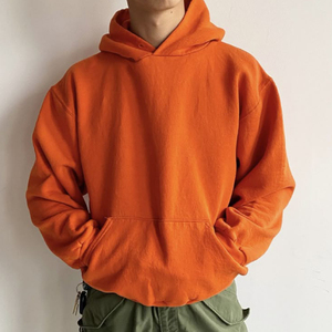 Sudadera con capucha verde salvia para hombre, esencial para el día a día, suave y cómoda, con un bolsillo canguro clásico para un estilo y comodidad sin esfuerzo. - Product Image 4