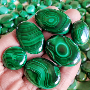 Cabujones de Malaquita Sueltos Exclusivos con Patrón Distintivo para Joyería de Boutique |   Gema Verde Natural |   Suministros para Manualidades |   Gema de Joyería - Product Image 1