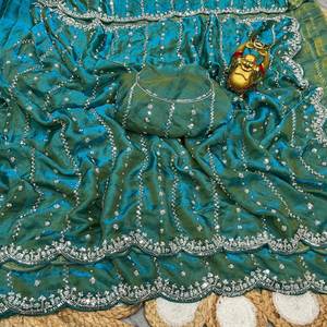 Exquisito Saree de Fiesta con Cuentas Doradas en Terciopelo Brillante de Seda Pura con Bordado Artesanal - Product Image 6