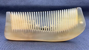 Peine para el Cabello Hecho a Mano 100% Ecológico de la Mejor Calidad, de Cuerno Negro de Búfalo, Diseño Moderno, Alisador de Cabello de Dientes Anchos, Natural - Product Image 4