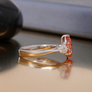 Bague en diamant de laboratoire à trois pierres rouge vif, 0,71 carat, clarté VS1 et VVS2, or jaune et blanc massif 14 carats, certifiée IGI - Product Image 3
