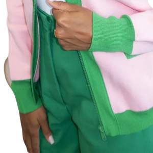 Chaqueta Bomber Tejida AKA Pink Pretty Girl para Mujer, Cárdigan con Letras Griegas, Prenda Casual de Punto Premium y Elegante - Product Image 6