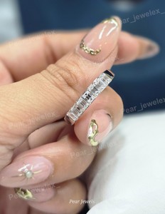 Anillo Minimalista de Moissanita Baguette con Canal de Diamantes, Plata de Ley 925, Media Eternidad, Anillo de Boda Apilable, Joyería de Promesa - Product Image 1