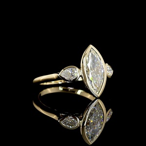 Anillo de compromiso vintage con diamante de corte marquesa de 2 ct certificado por IGI, bisel de oro, anillo de promesa de 3 piedras, joyería fina para aniversario. - Product Image 3