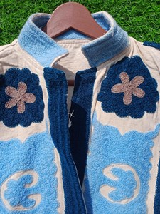 Chaqueta Bordada Suzani Hecha a Mano de Primera Calidad, Algodón Beige con Flores Azules, Manga Larga, Cuello Alto, Estilo Boho - Product Image 3