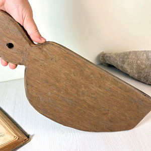 Tabla de cortar de madera vintage con asa, estilo rústico, de madera maciza, para decoración de cocina, hogar o exhibición en cafetería - Product Image 1