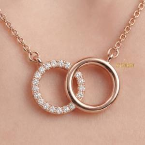 Elegante Collar con Colgante de Doble Círculo Entrelazado Minimalista de Lujo para Mujer, Joyería de Plata de Ley con Diamantes para Fiesta de Compromiso - Product Image 3