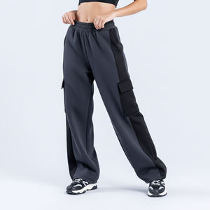 Pantalon cargo gris en molleton pour femme avec logo personnalisé, taille haute élastique, coupe ample, longueur intégrale, style streetwear, logo transfert thermique sur la jambe droite - Product Image 3