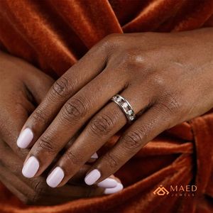 Anillo de Compromiso y Boda de Moissanita con Corte de Onda y Banda de Canal, Plata de Ley 925, Anillo de Lujo, Joyas Maed, Diseño Moderno - Product Image 5