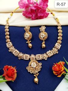 Conjunto de Collar y Pendientes Florales Kundan Chapados en Oro, con Incrustaciones de Bisel, Joyería Tradicional India para Bodas, Novias, Fiestas y Compromisos - Product Image 2