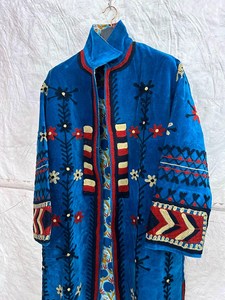 Manteau long luxueux en velours bleu brodé Suzani, style bohème chic, inspiré du vintage, pour femme - Product Image 5