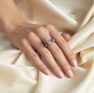 Anillo de Moissanita de Corte Ovalado de Lujo con Zafiro Azul en Plata de Ley Chapada en Oro para Compromiso y Boda - Product Image 3