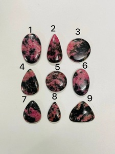 Bhuvah Gems Factory Direct Cabochons en Rhodonite Naturelle, Pierres Semi-Précieuses en Vrac, Tailles Mixtes pour Bagues et Pendentifs - Product Image 4