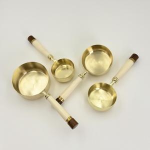 Juego de Tazas y Cucharas Medidoras de Acero Inoxidable con Mango de Resina, Resistentes al Calor, Ecológicas, 4 Piezas, Regalos para Cocina y Repostería - Product Image 4