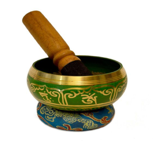 Par de cuencos tibetanos de latón con grabado geométrico de mandala en el interior, incluye martillo y base, disponible a precios de mayorista. - Product Image 2