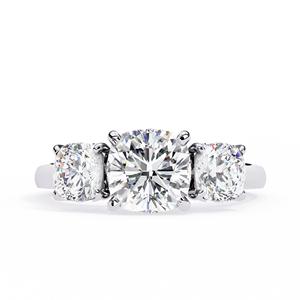 Magnifique bague à trois pierres en diamant de laboratoire taille coussin de 4,00 ct au total, avec galerie décorative complexe en or jaune 18 carats - Product Image 2