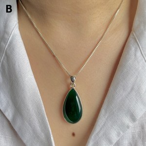NIKHIL GEMS Pendentif de déclaration vintage en onyx vert naturel, monture en or, argent sterling 925, certifié par un tiers - Product Image 2