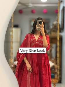 Magnifiques ensembles de costumes en pur coton 60/60, comprenant un haut et un pantalon avec dupatta, parfaits pour le quotidien et les fêtes de bureau, en promotion. - Product Image 2