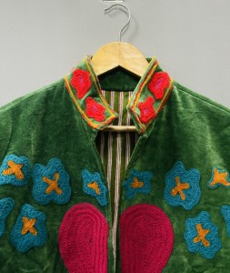 เสื้อแจ็คเก็ตบอมเบอร์กำมะหยี่สีเขียวสวยงาม ปักลายดอกไม้และดาว คอตั้ง แขนยาว สวมใส่สบาย ทำมือ 100% - Product Image 4