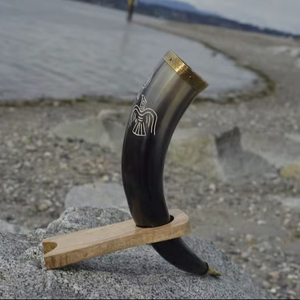 Cuerno para beber de lobo con forma natural, grabado a mano, ecológico, con borde y punta de latón o solo borde de latón, con soporte de madera. - Product Image 4